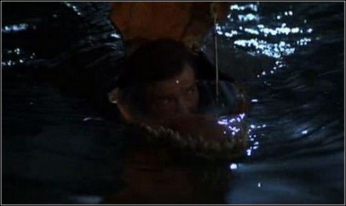 Джеймс Бонд в пасти механического аллигатора.