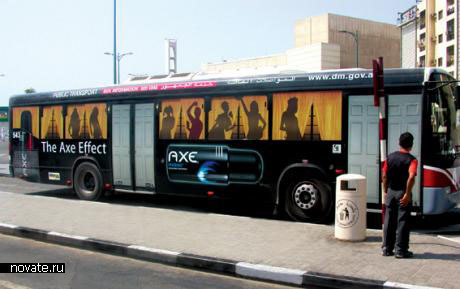 Реклама The Axe Effect на автобусе
