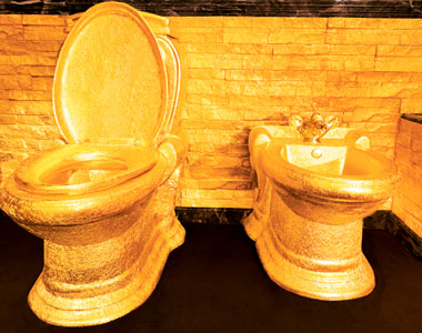 Туалет из золота в Golden Palace Swisshorn